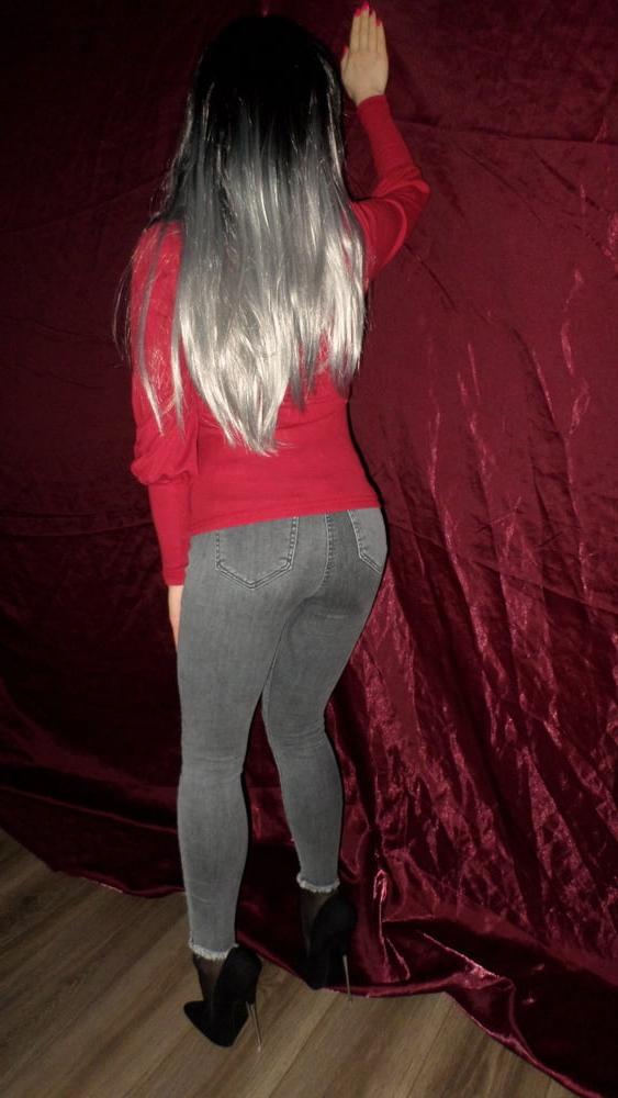 14P Gray Wig, Jeans &amp; Heels