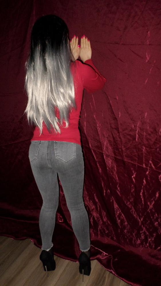 14P Gray Wig, Jeans &amp; Heels