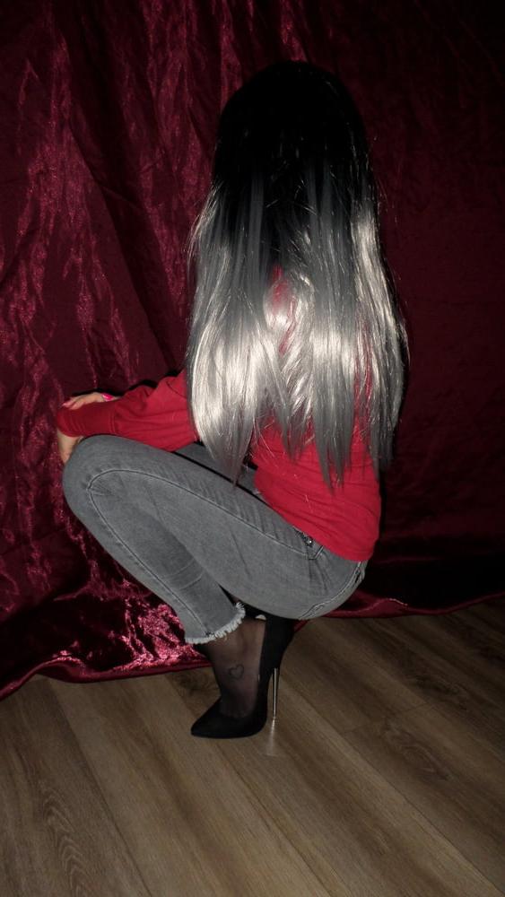 14P Gray Wig, Jeans &amp; Heels