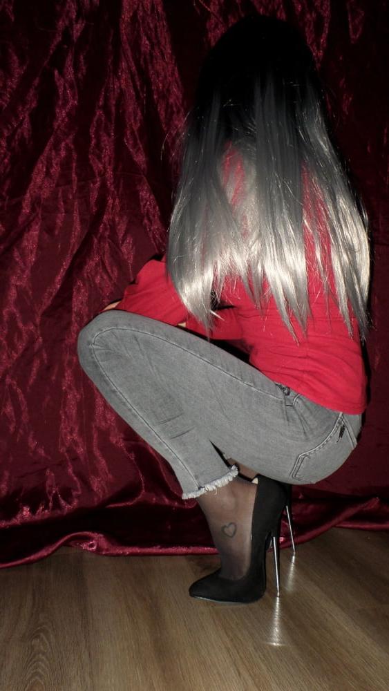 14P Gray Wig, Jeans &amp; Heels
