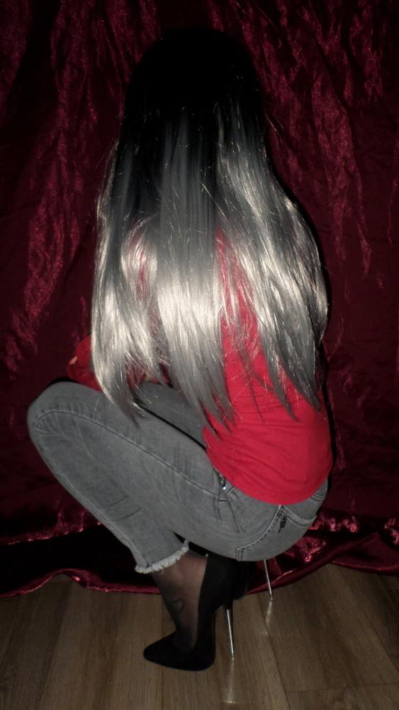 14P Gray Wig, Jeans &amp; Heels