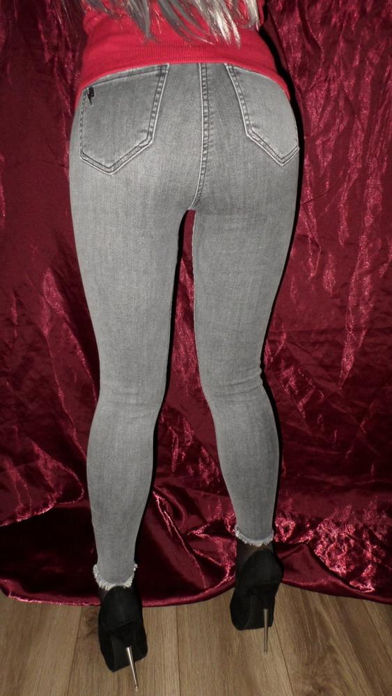 14P Gray Wig, Jeans &amp; Heels