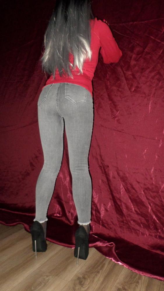 14P Gray Wig, Jeans &amp; Heels