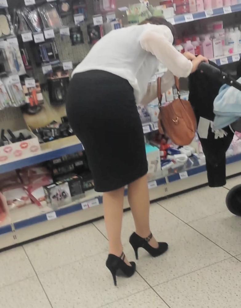 25P hot mom with high heels tight dress vpl busted me