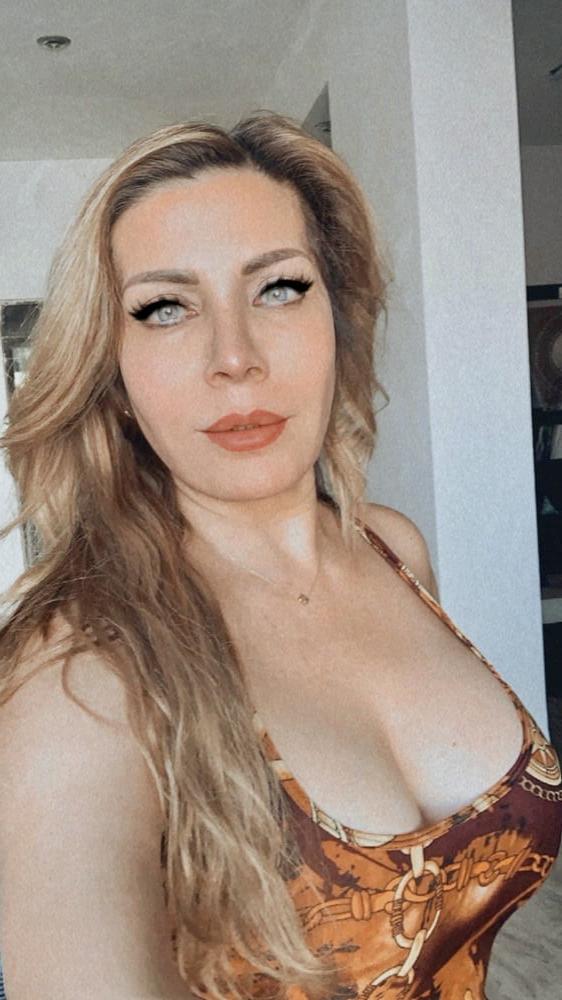 25P A big-assed and busty MILF with   daughter!