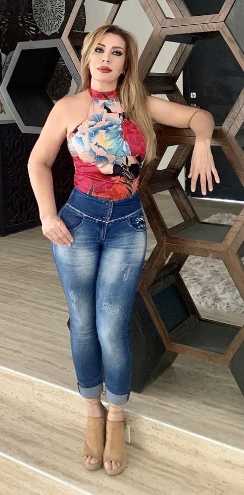 25P A big-assed and busty MILF with   daughter!