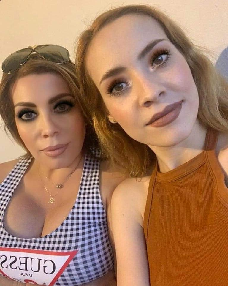 25P A big-assed and busty MILF with   daughter!