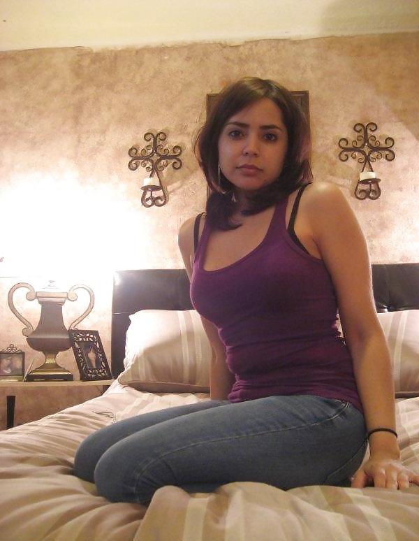 10P Pakistani teen posing naked