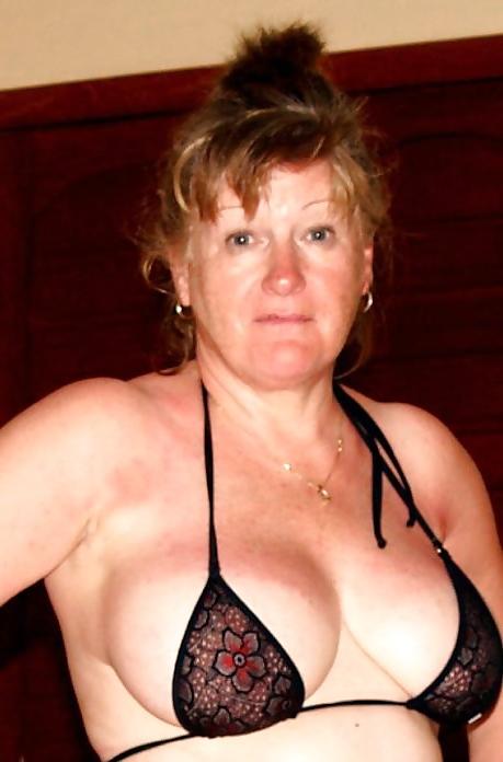25P UK Amateur  Busty Mature