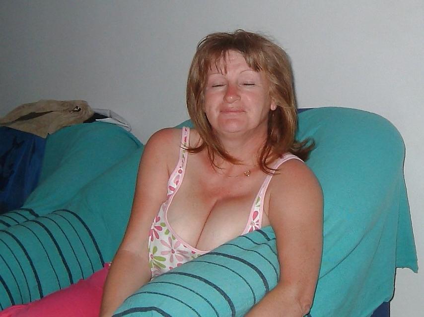 25P UK Amateur  Busty Mature