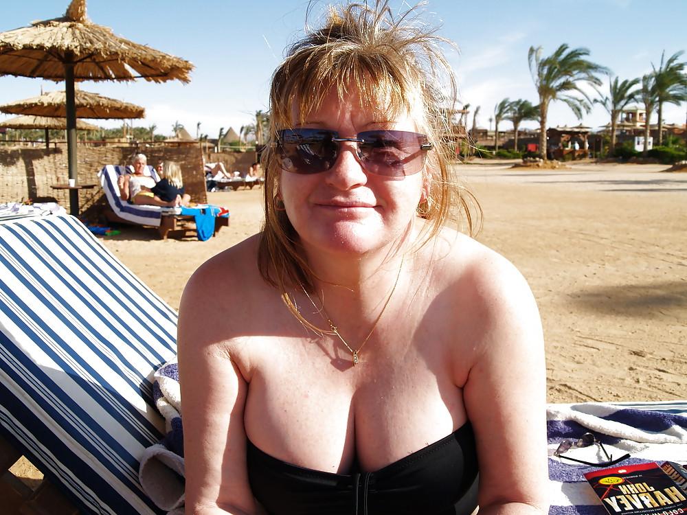 25P UK Amateur  Busty Mature