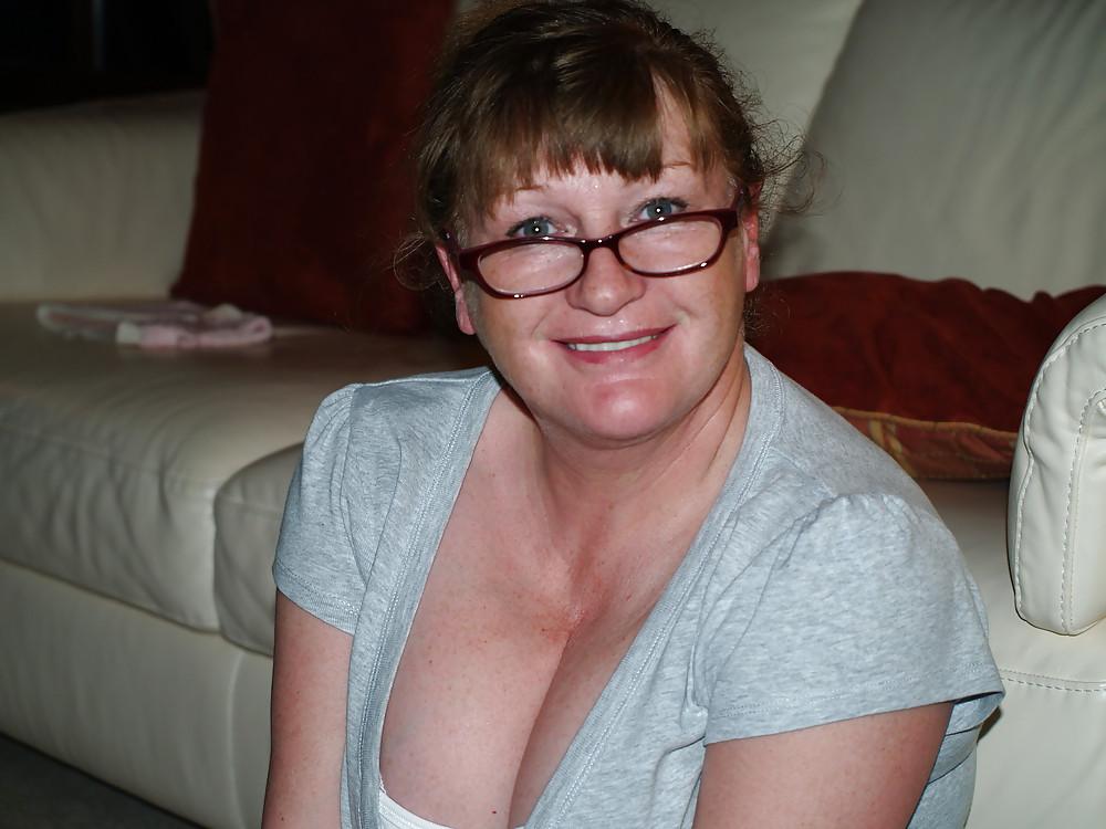 25P UK Amateur  Busty Mature
