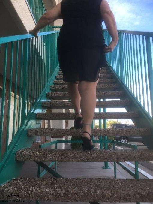 25P Isn't this 60ish year old pantyhose slut so hot and fuckable