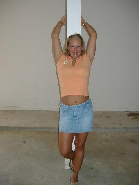 25P US Blonde Busty Milf