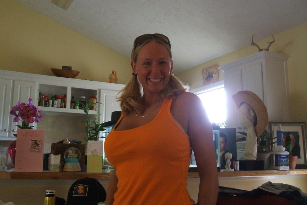 25P US Blonde Busty Milf