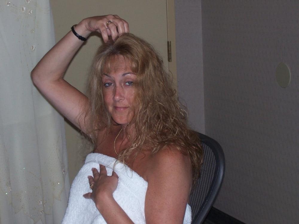 25P US Blonde Busty Milf