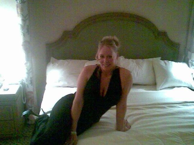 25P US Blonde Busty Milf