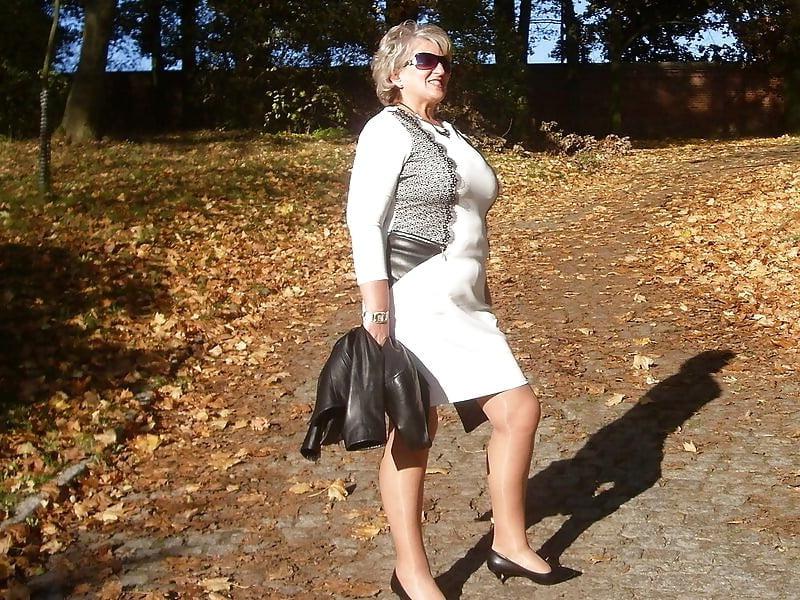 25P sexy ladies in pantyhose 3