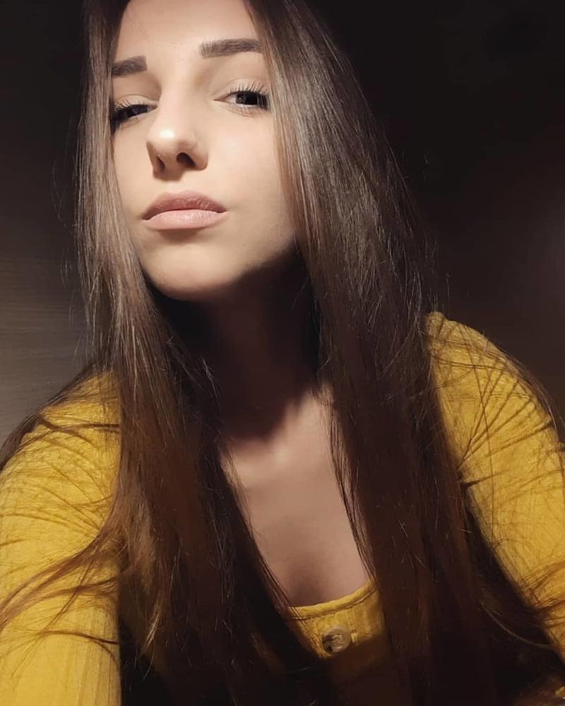 25P Nevena uska mala slatka pickica obrijana- Serbian girl