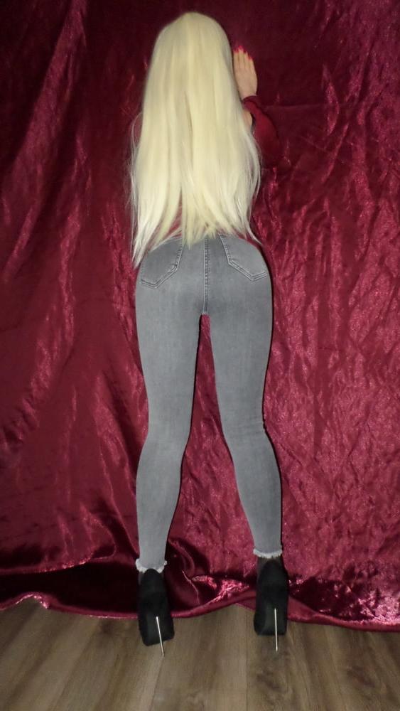 7P White wig, jeans and heels