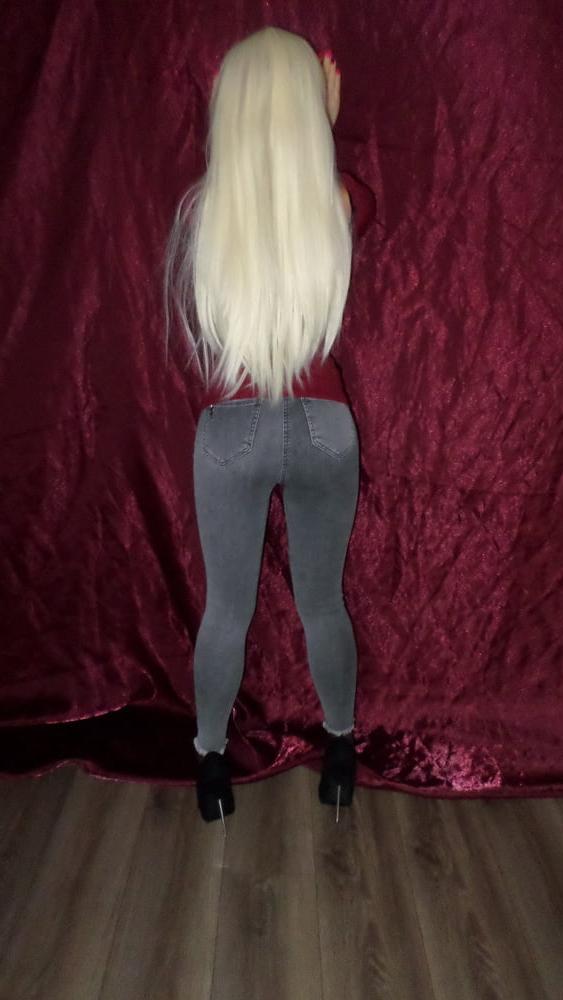 7P White wig, jeans and heels