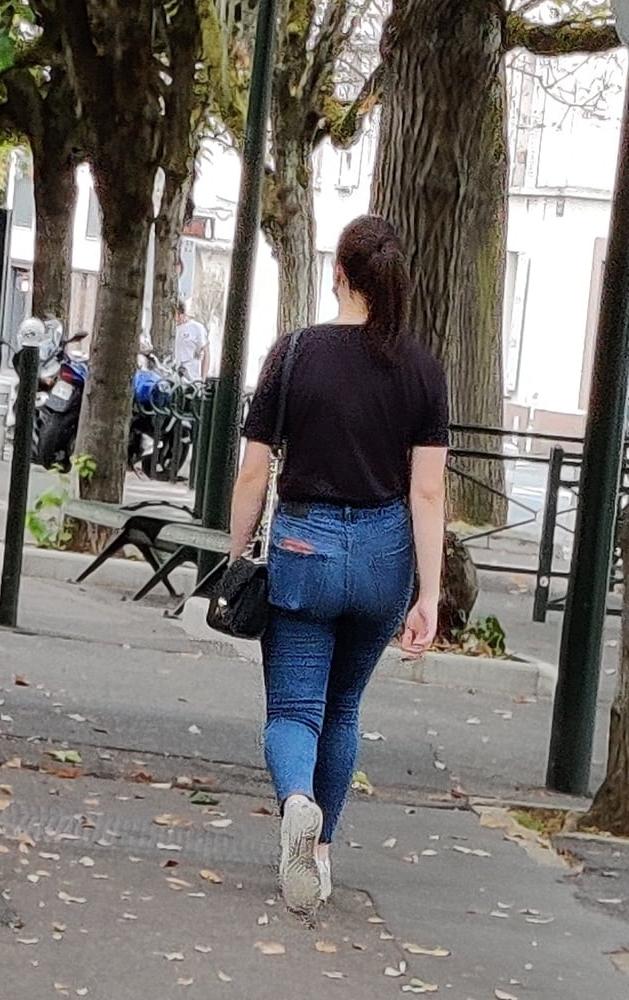 25P Candid ass french