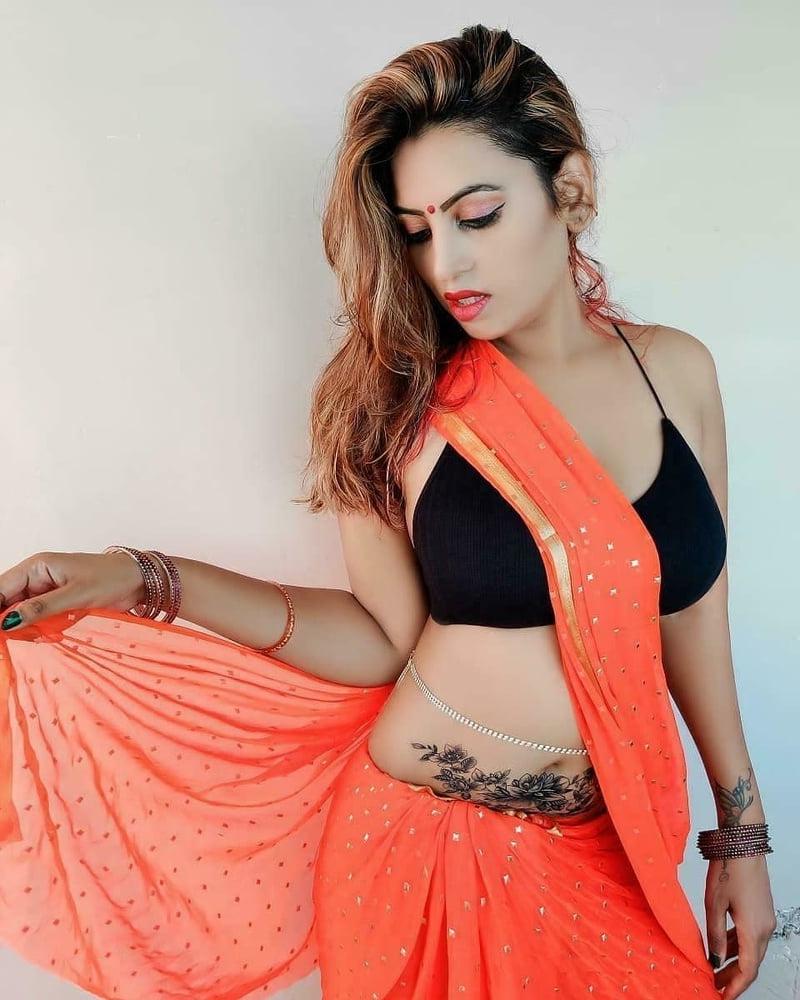 25P DESI UNSEEN BUSTY INDIAN MILF