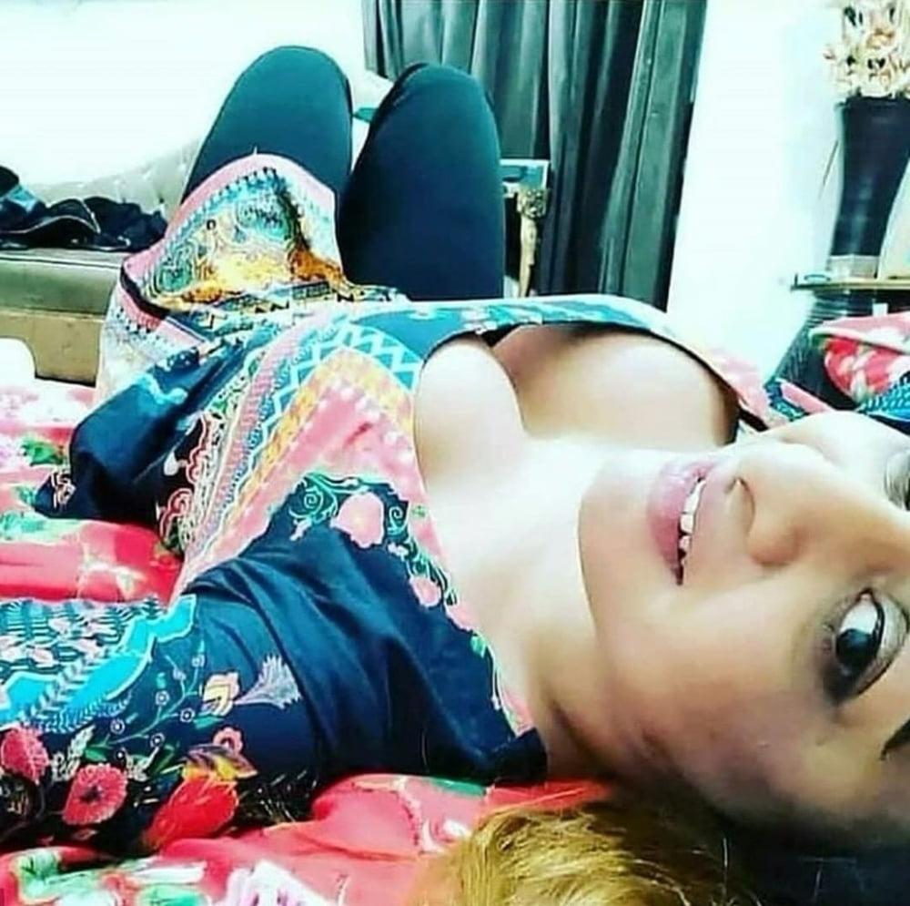 25P DESI UNSEEN BUSTY INDIAN MILF