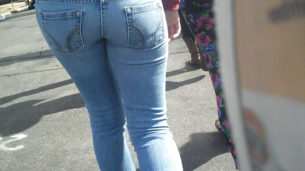 21P Teen ass & butt in blue jeans up close