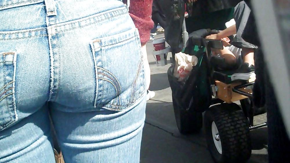 21P Teen ass & butt in blue jeans up close
