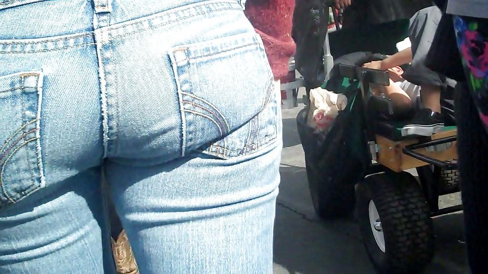 21P Teen ass & butt in blue jeans up close