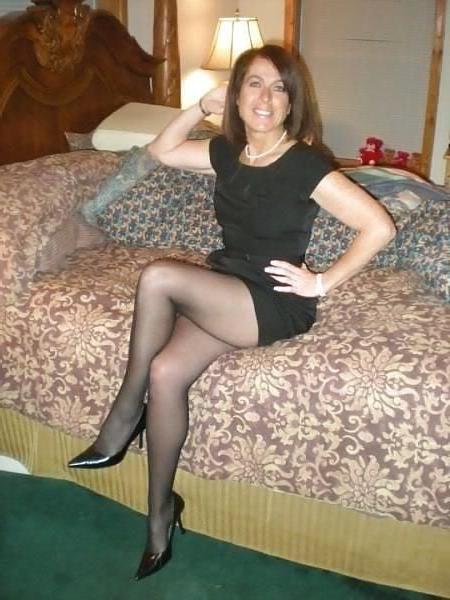 25P Milfs in mini skirts and heels