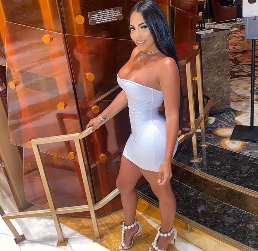 25P She fits that dress