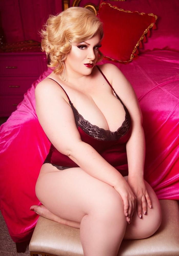 25P Busty MILF