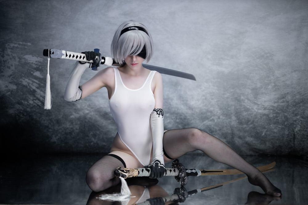 20P 2B swimsuit cosplay