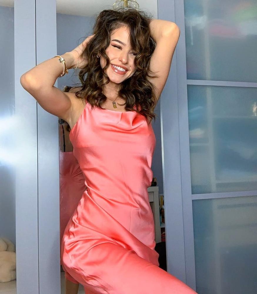 25P Lea Elui (French Instagram Model)