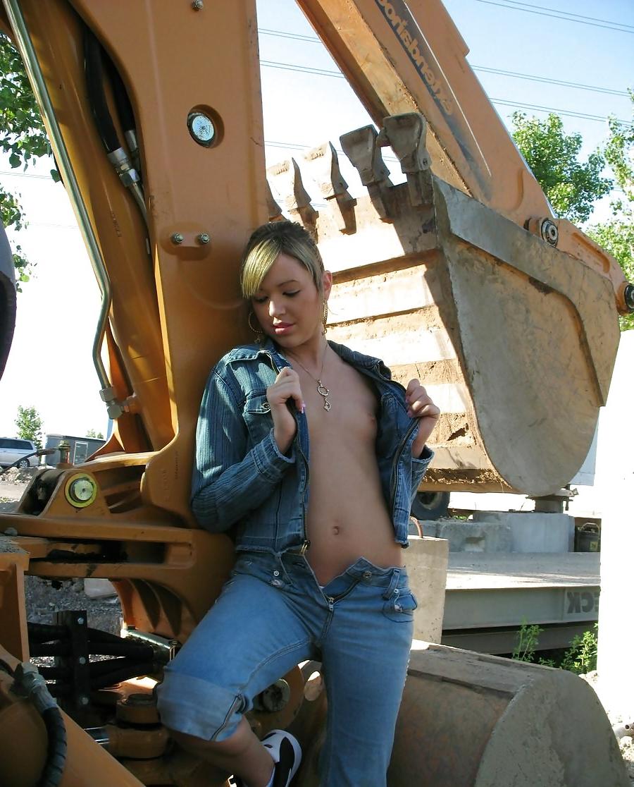 15P Lola demonstration her little tits