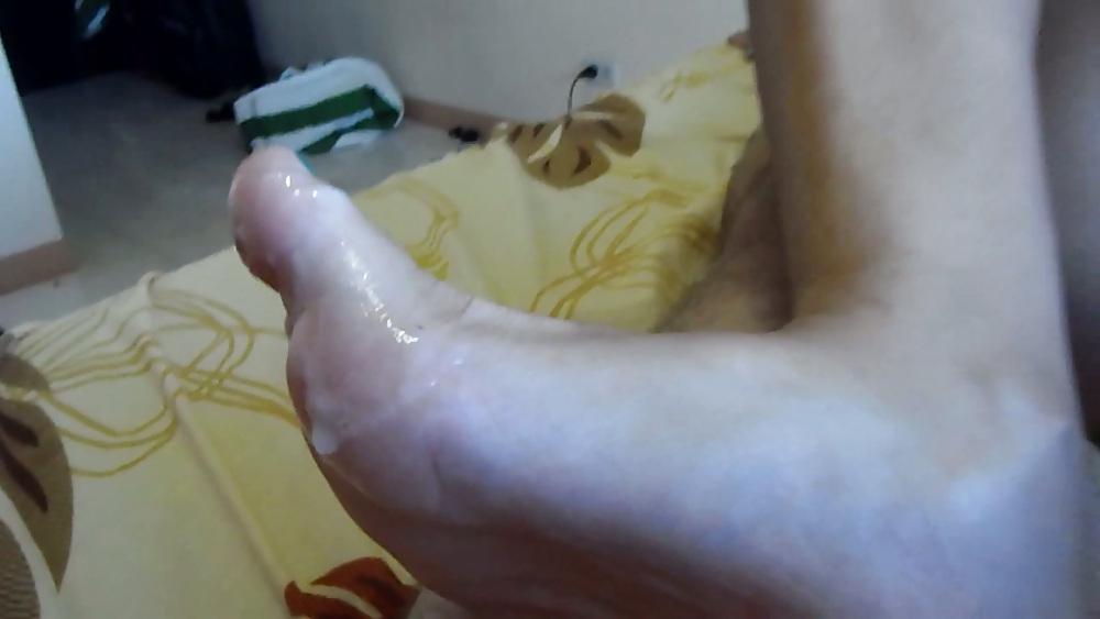 11P Footjob - mit den Fuessen gewichst