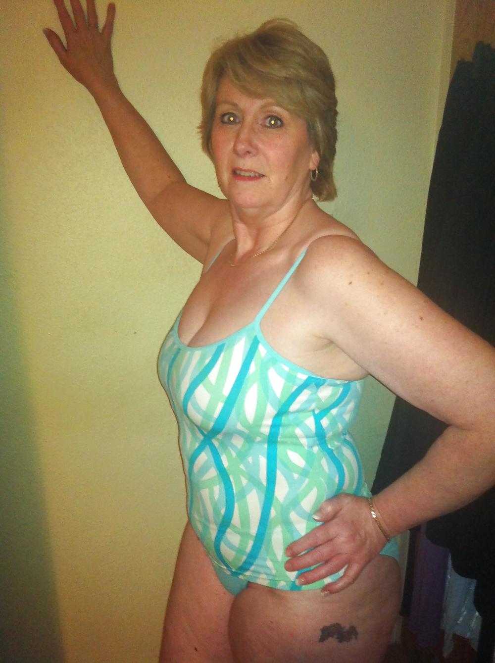 25P Sexy Milf Swimsuit Request