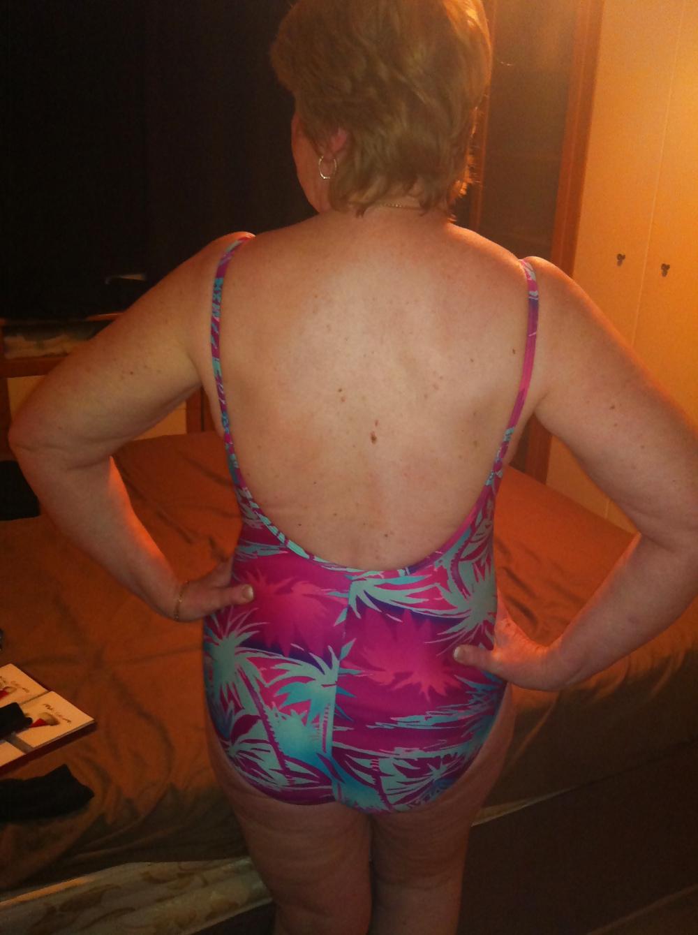 25P Sexy Milf Swimsuit Request