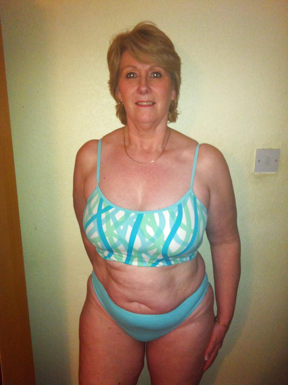 25P Sexy Milf Swimsuit Request