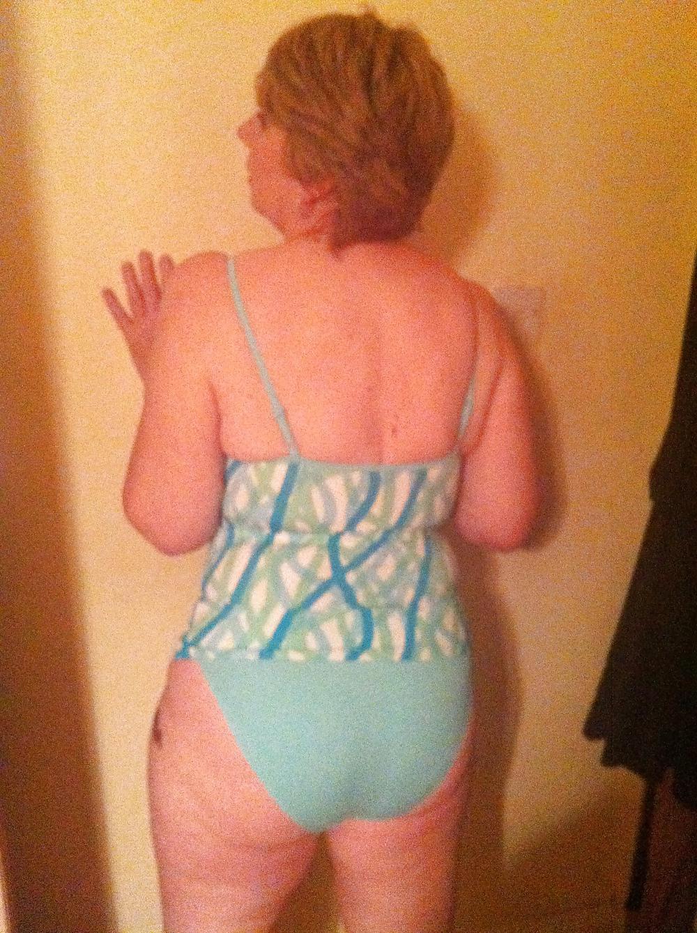 25P Sexy Milf Swimsuit Request