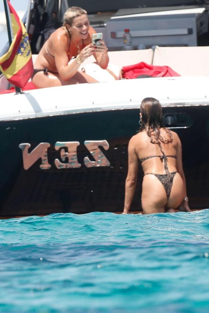 6P Rita Ora Ibiza vacation boat