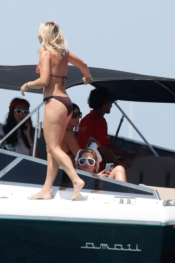 6P Rita Ora Ibiza vacation boat
