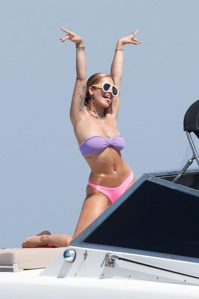 25P Rita Ora Ibiza vacation boat