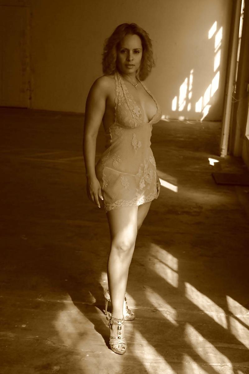 25P Sexy Thick Mature Lady