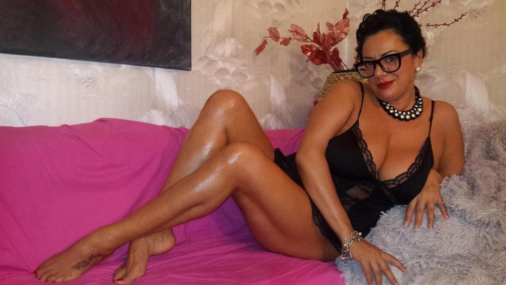 25P Busty Italian Milf Flora