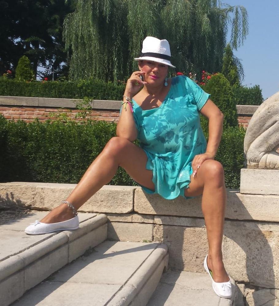 25P Busty Italian Milf Flora