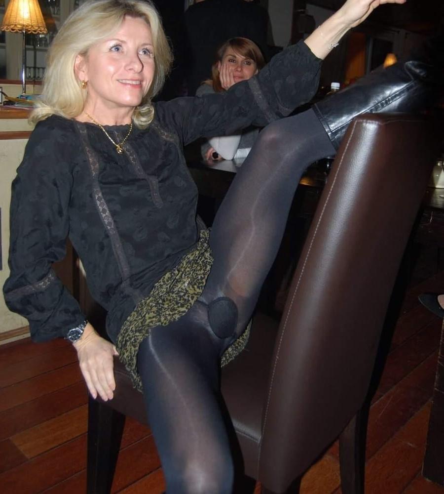20P Pantyhose Upskirt