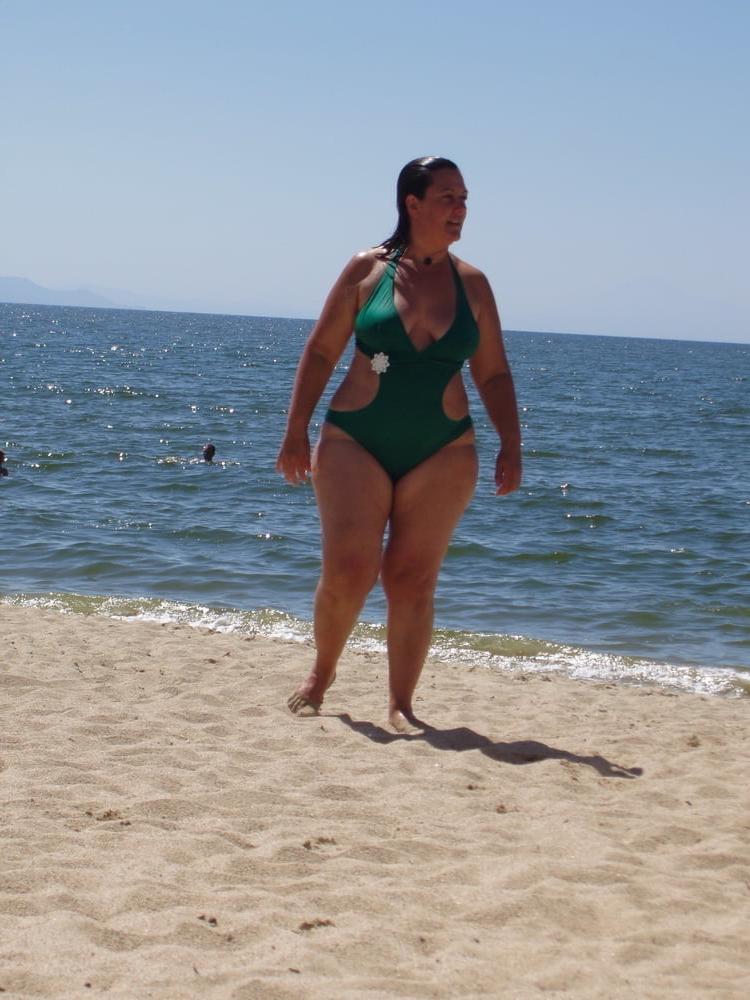 25P Ladies in swimsuits